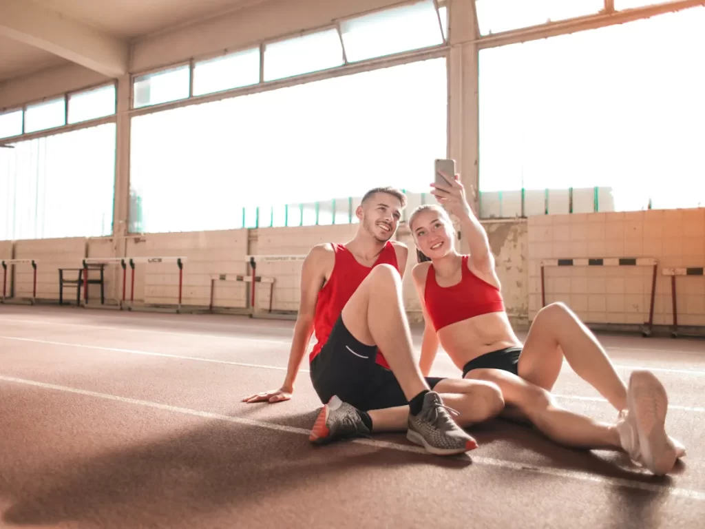 Ζευγάρι βγάζει selfie στο γυμναστήριο